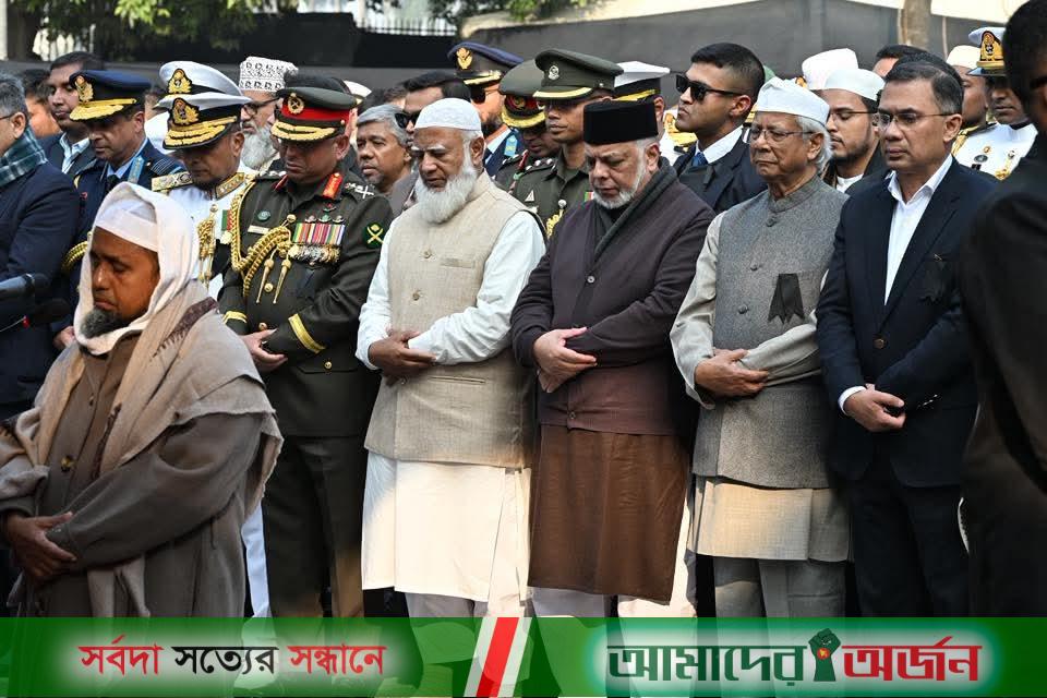 মাকে কবরে রেখে বিষণ্ন মনে ফিরলেন তারেক রহমান - Amader Orjon